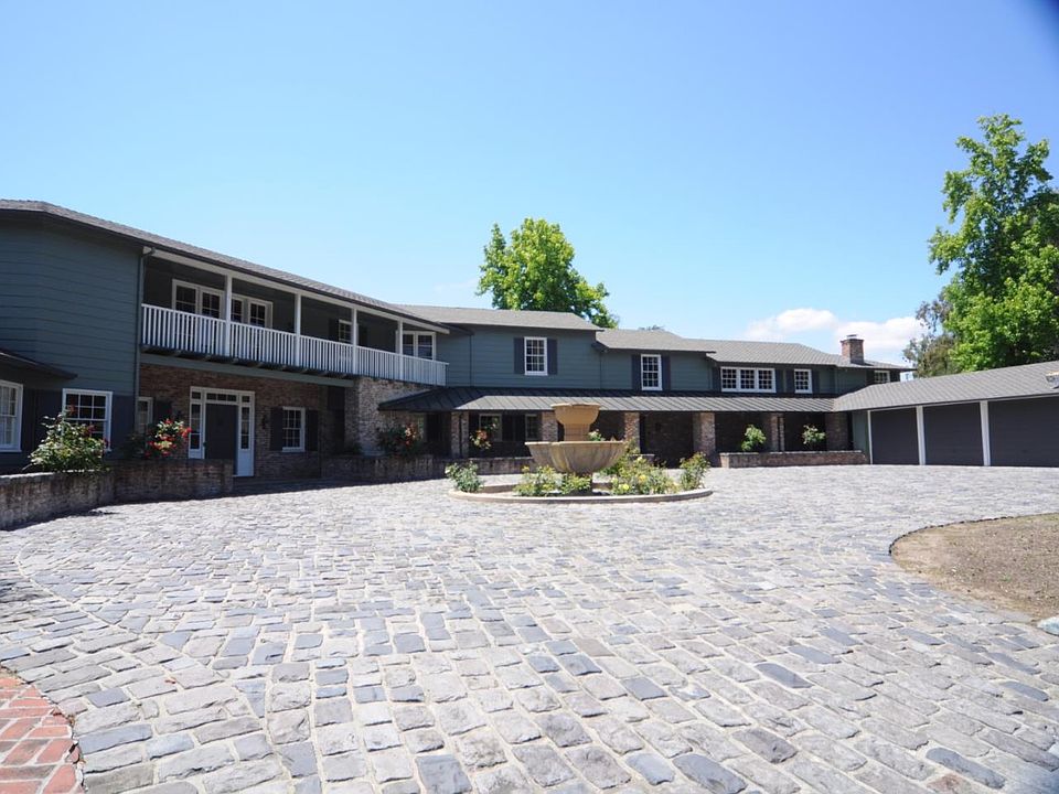 1st image of 389 Moore Rd