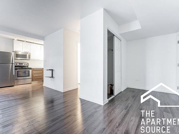 4th image of 920 W Carmen Ave #3H