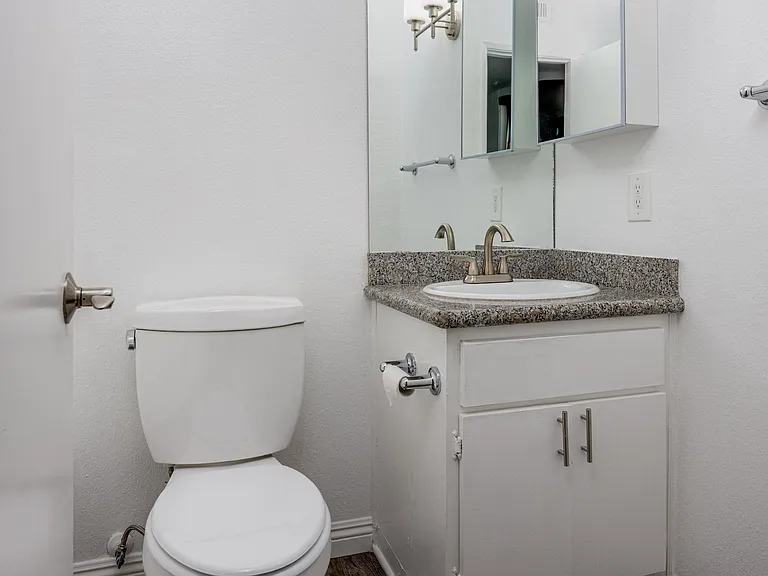 Hawthorne Apartments — Photo 24