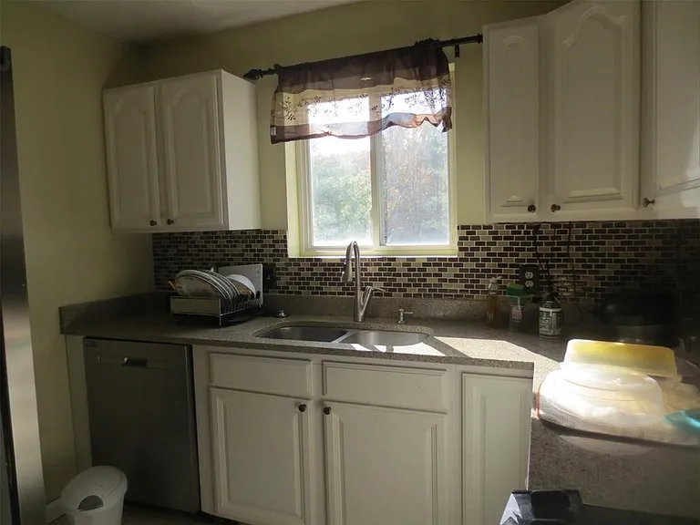 823 Jennifer Ln — Photo 3