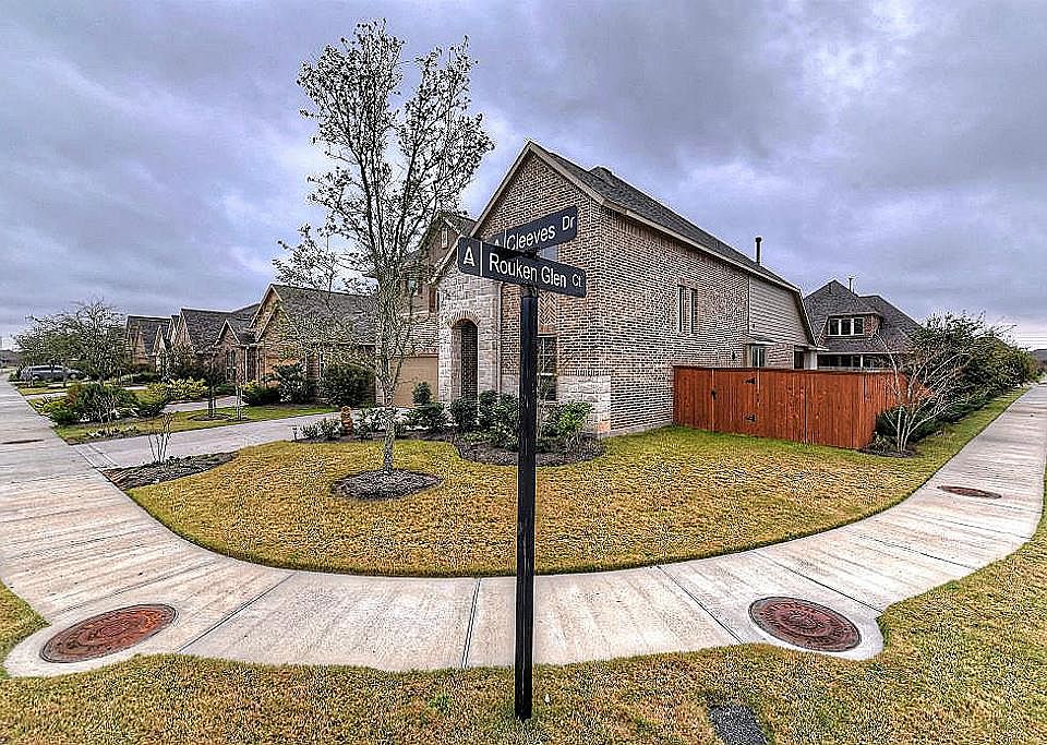 1st image of 17631 Cleeves Dr