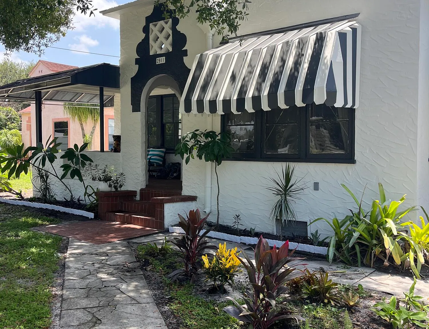 2 bed, 1.0 bath, 1201 sqft, $2,000 — Photo 1