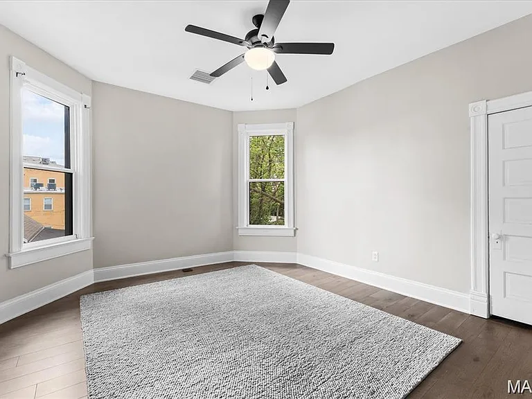 221 N Jackson St — Photo 15