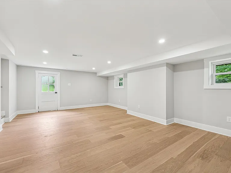218 Biddulph Rd — Photo 62