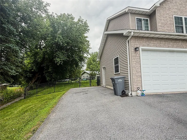 923 Emmett St — Photo 4