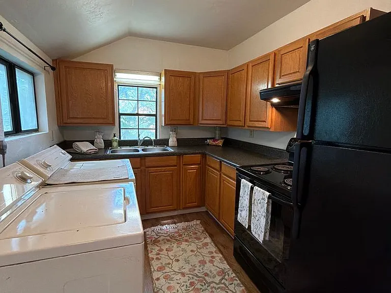 Beautiful downtown quad. 1 and 2 bed units available now. Pets allowed. — Photo 50