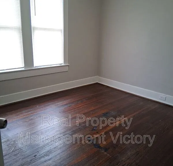 7017 Division Ave — Photo 5