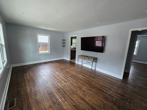 2nd image of 2073 Seneca Dr