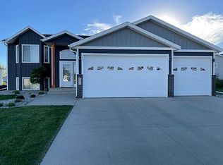 1071 Parkway Ln, West Fargo, ND