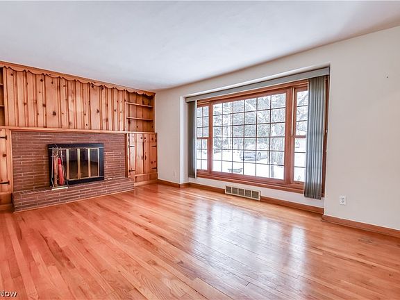 4th image of 2772 Oak St