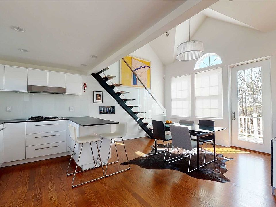 1st image of 5 Canoe Place Lndg #5