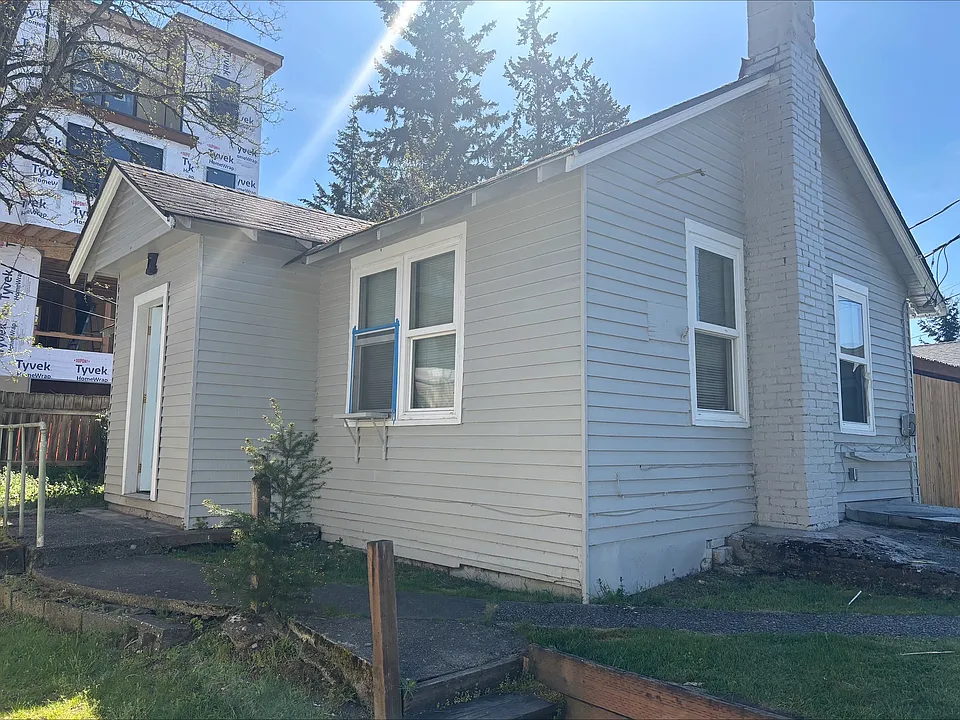 NE 182nd St
