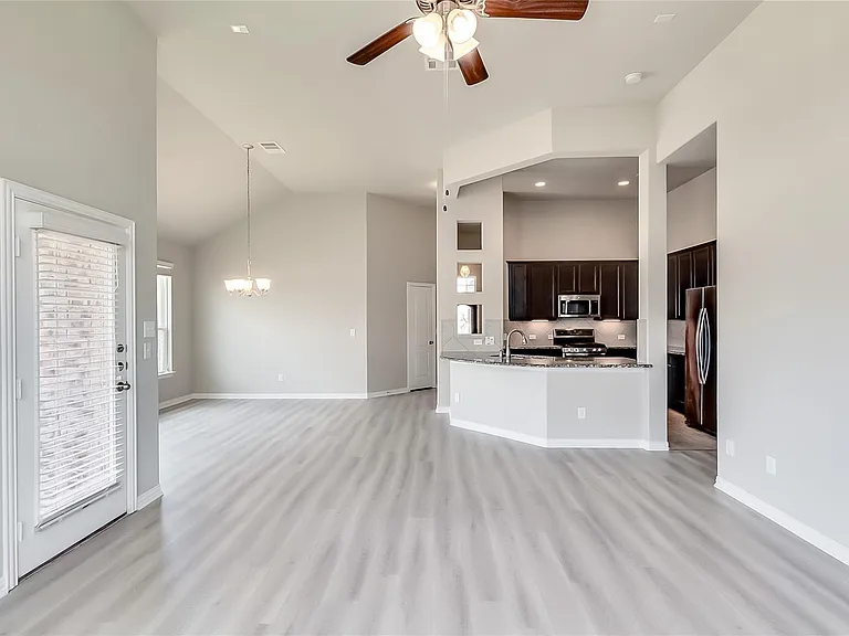 505 Palmilla St — Photo 7