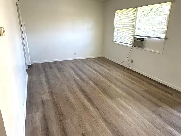 5541 Welland Ave — Photo 3