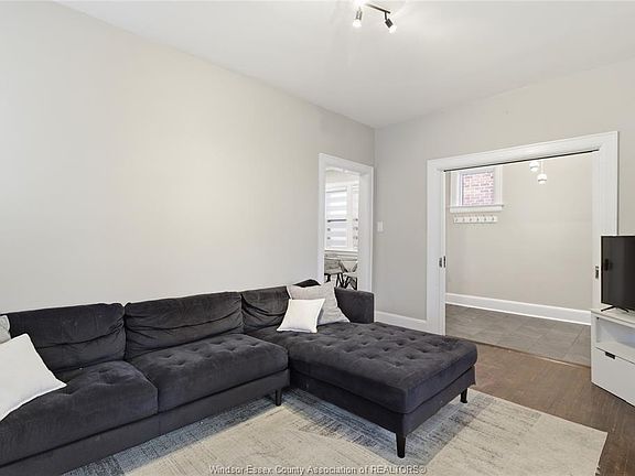 5th image of 1220 Gladstone Ave