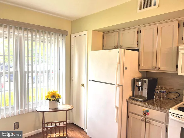 50 Sandstone Ct #B — Photo 8