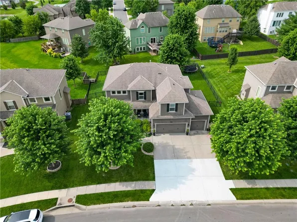 104 SW Shores Dr, Blue Springs, MO 64064