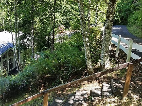 5th image of 130 NE Magnolia Dr