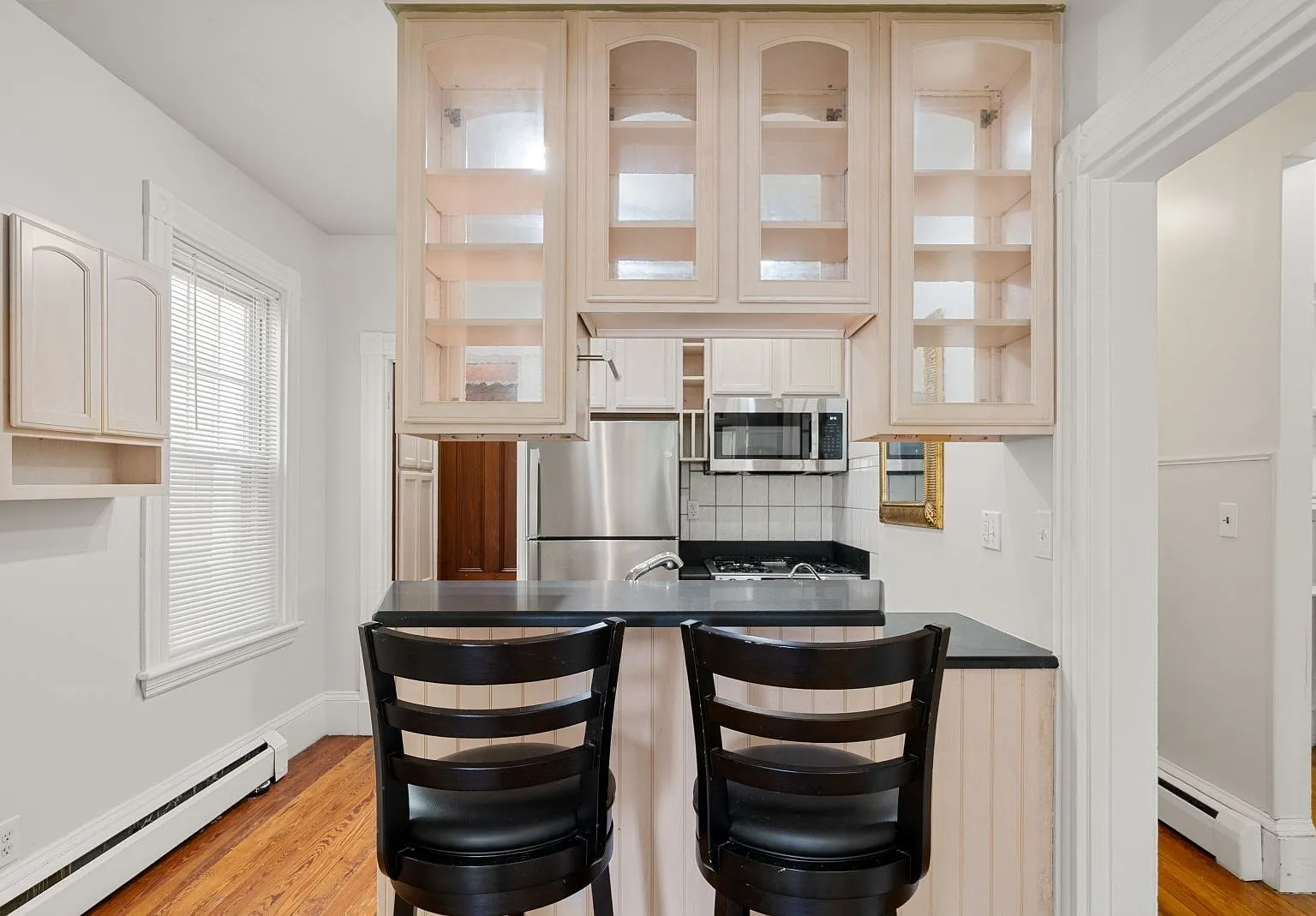 3 bed, 2.0 bath, 1175 sqft, $4,200 — Photo 2
