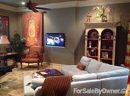 Relaxing den
						:
						Seamless wiring from TV to cable and sound equipment