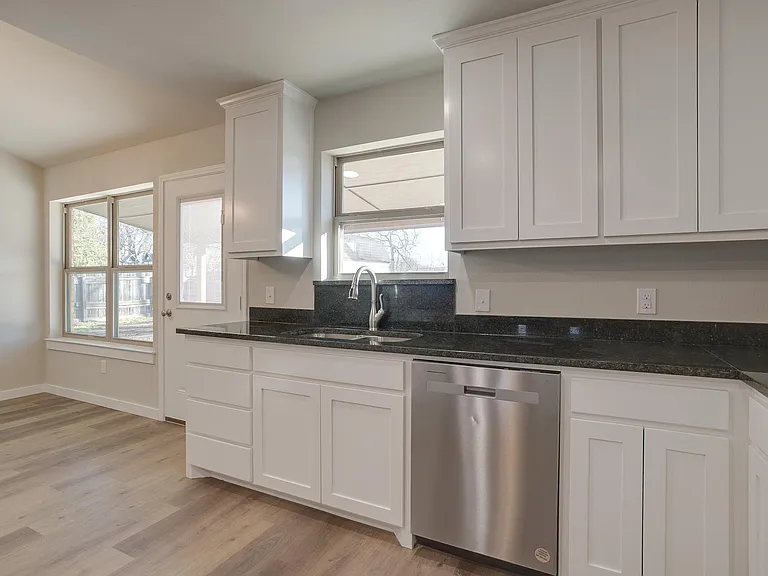 305 Bentley Dr — Photo 20