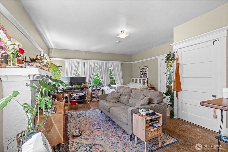 3rd image of 1901 N Fife Street