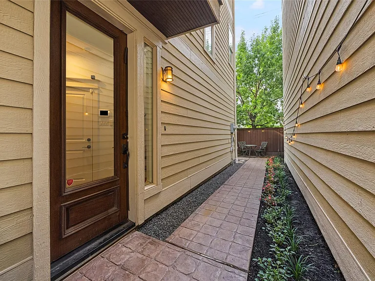 1115 W 15th St — Photo 11