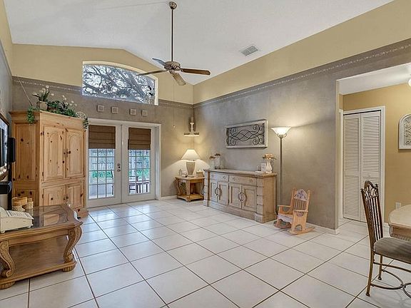 4th image of 2813 Delcrest Dr #2