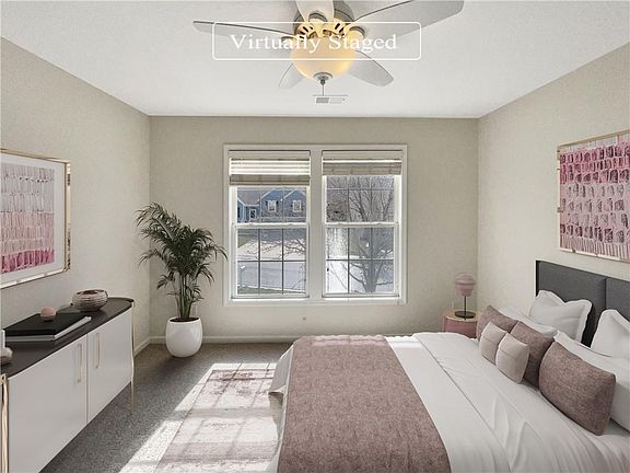 4th image of 521 NE Cumberland Dr