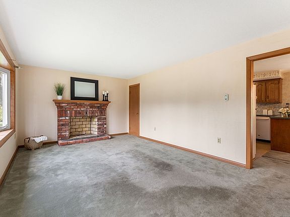 3rd image of 4 Mary Ann Dr