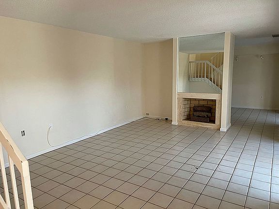 Entry to office-den/ bedrm.