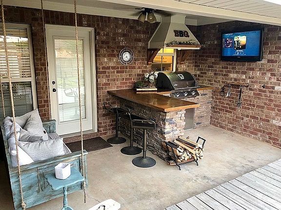 2nd image of 612 Oak Park Cir