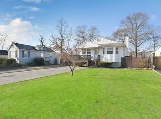 12 Woodmont Pl, Farmingville, NY 11738