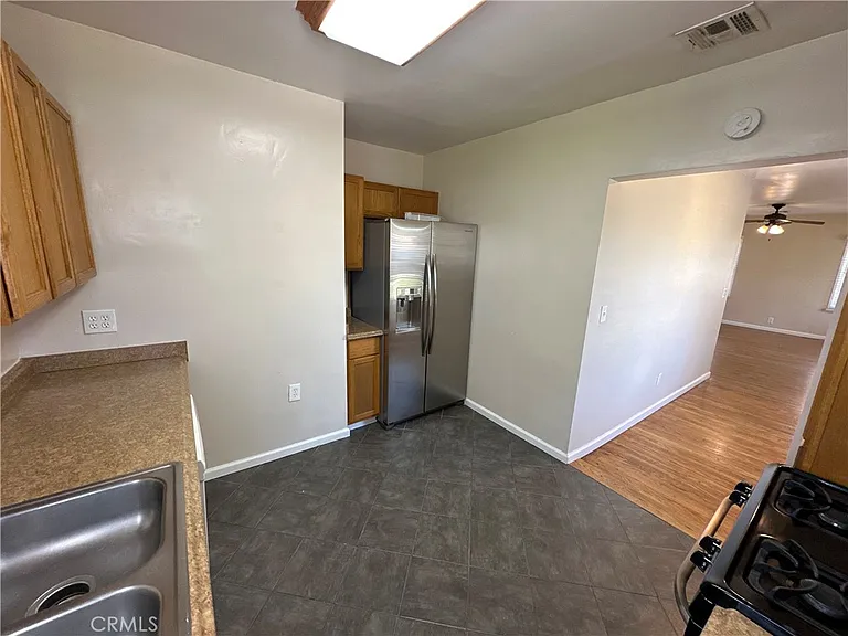 210 S Bush St — Photo 18