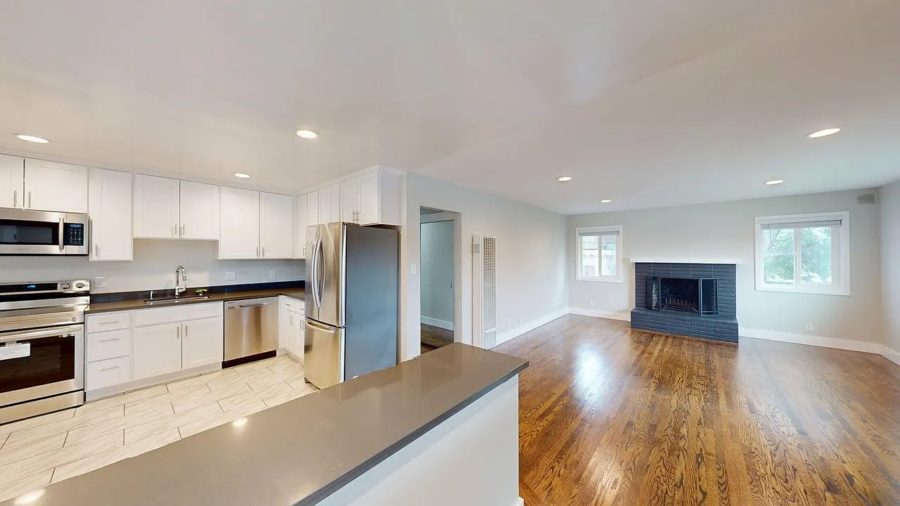 3 bed, 1185 sqft, $3,295 — Photo 2