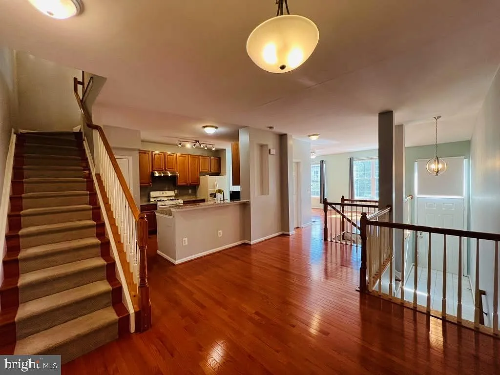 3 bed, 3.5 bath, 1876 sqft, $2,999 — Photo 4