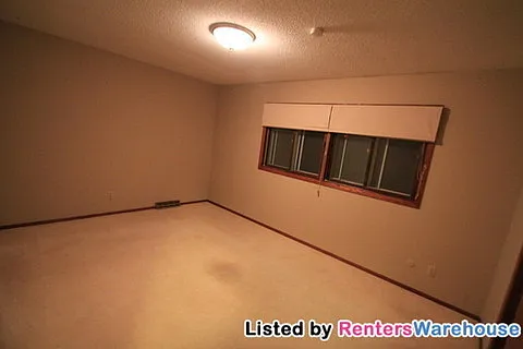 4204 Victoria St N — Photo 10