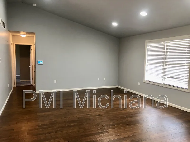 4 bed, 2.5 bath, 1425 sqft, $2,700 — Photo 3