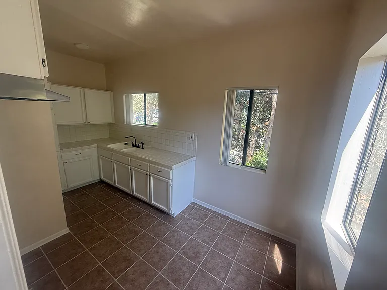 954 S Ardmore Ave #207 — Photo 3