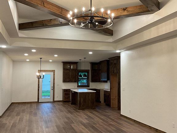3rd image of 610 Robin Road
