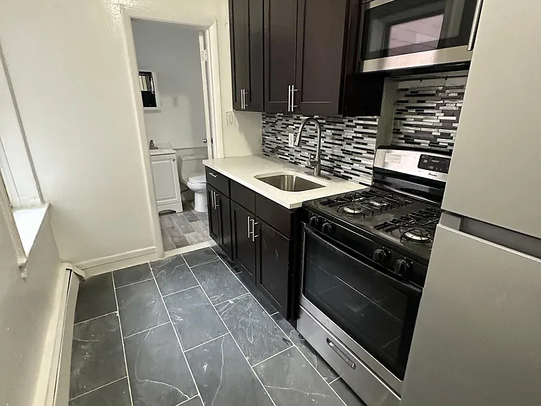 149 Zabriskie St #21 — Photo 2