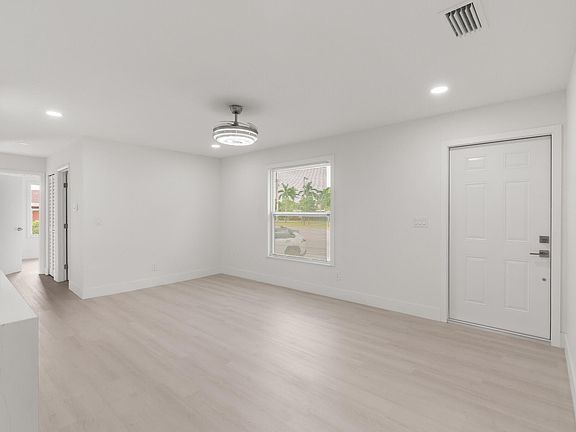5th image of 1750 N Seacrest Boulevard