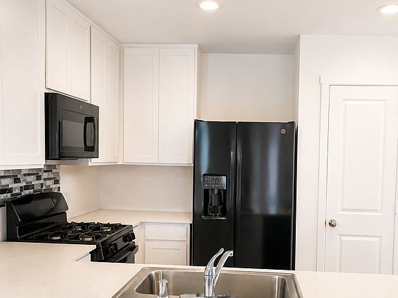 3rd image of 14073 Ladbroke St