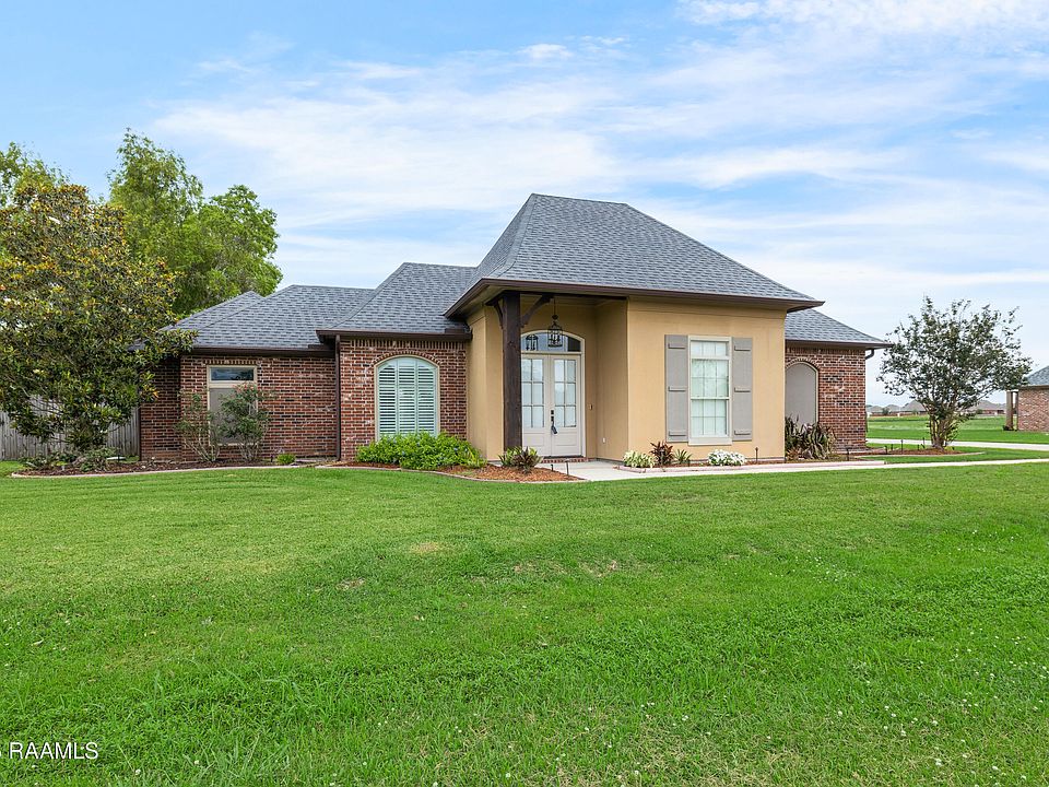 1st image of 211 Oak Shadows Dr