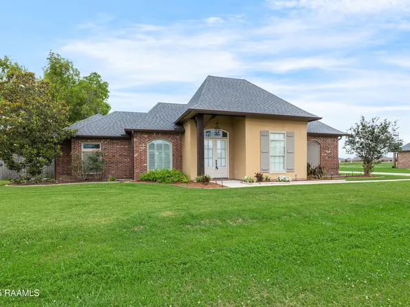 211 Oak Shadows Dr, Youngsville, LA 70592
