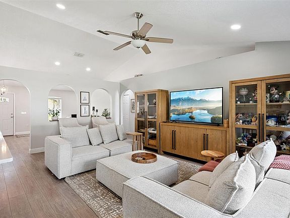 5th image of 33 TIMBERCREEK PINES CIRCLE