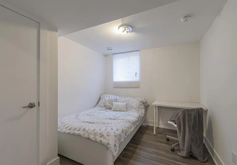 858 Bronson Ave #B — Photo 8