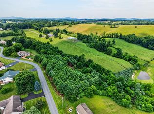303 Stonebrook Dr, Galax, VA 24333