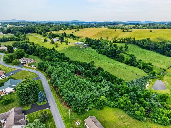 303 Stonebrook Dr, Galax, VA 24333