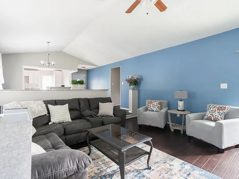 1902 Cambridge Dr — Photo 11